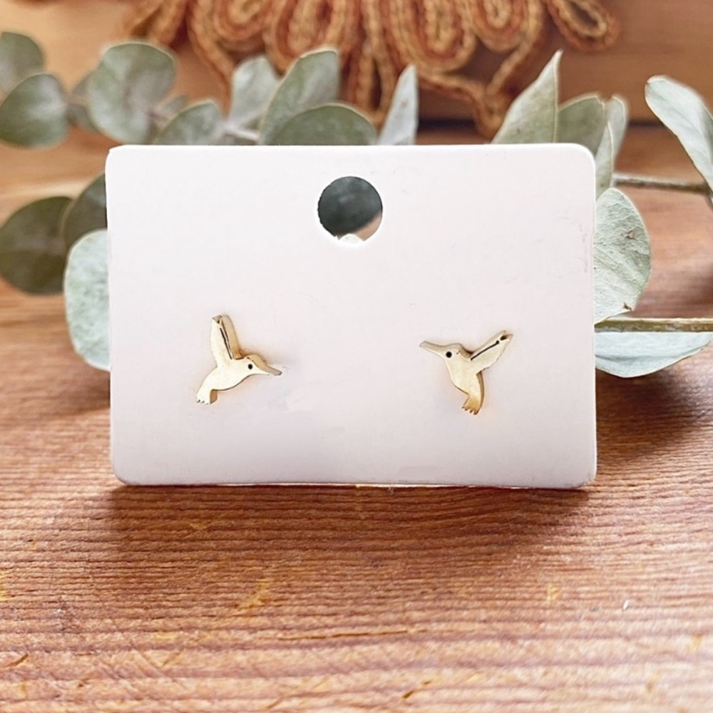 NEW Dainty Hummingbird stud Earrings in Gold color - Boutique - Picture 1 of 5